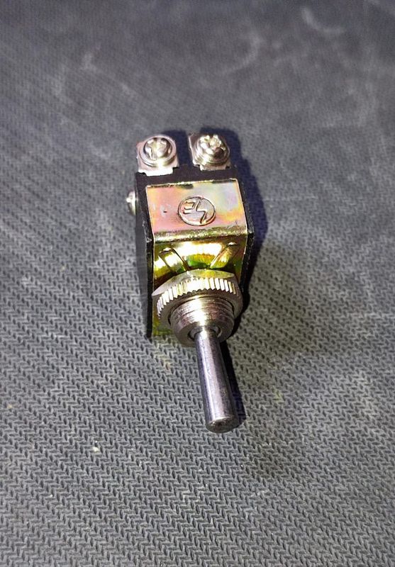 Toggle Switch SE609 10 Amp DPDT On Off On 6 leg ET8701 - View 2