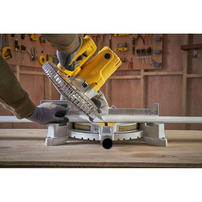 STANLEY SM16-IN 1650W 10" Compound Mitre Saw - View 3